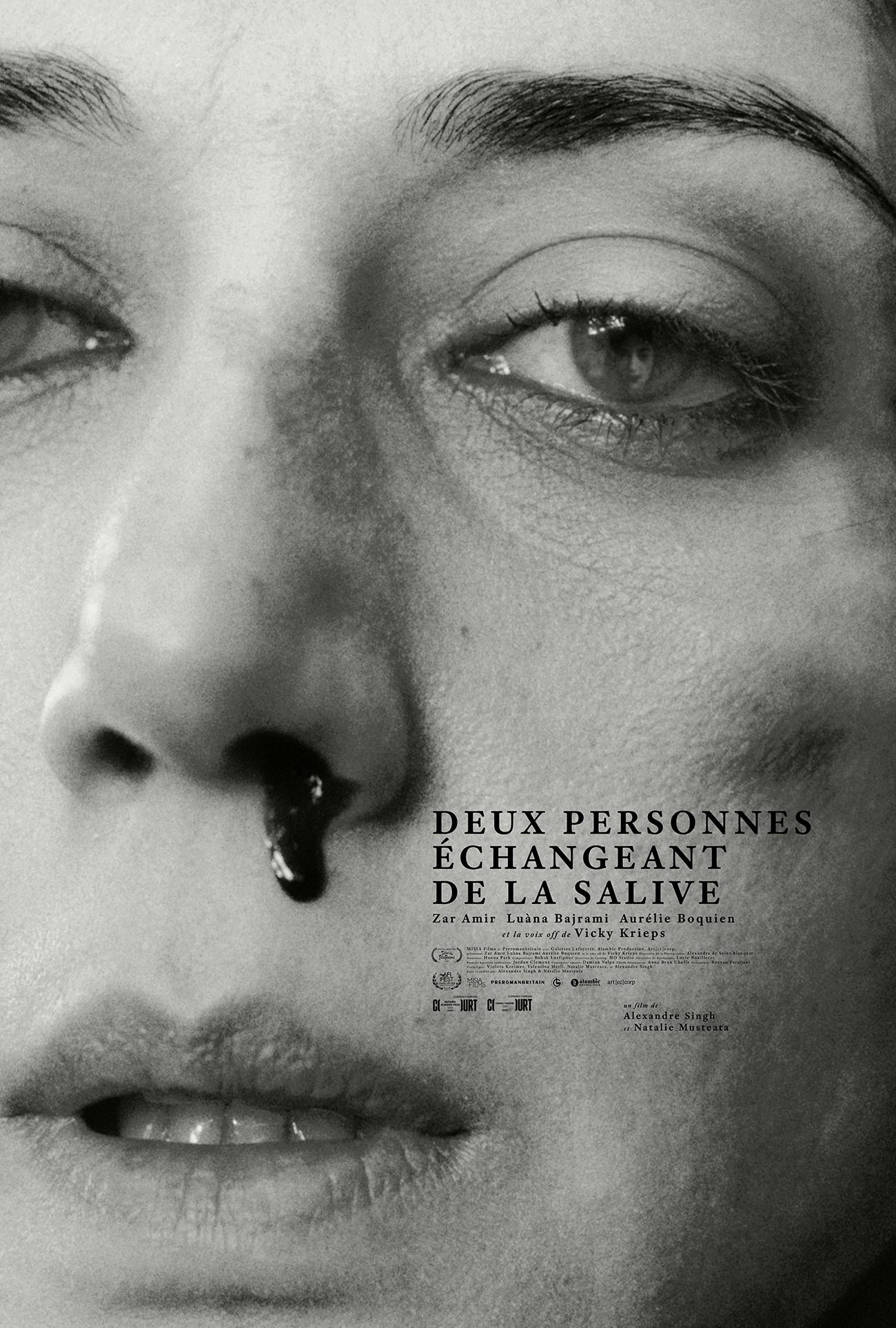 Deux personnes échangeant de la salive